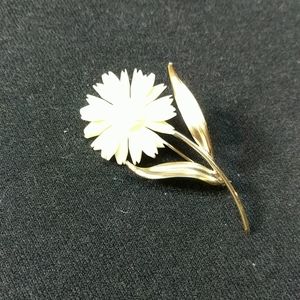Beautiful Daisy pendant 12k gf